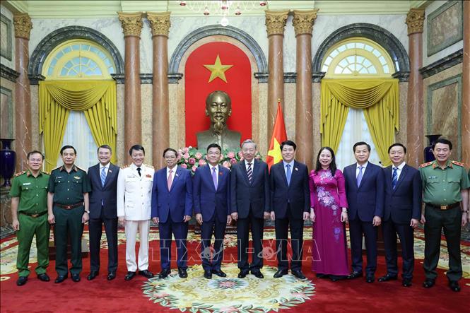 Các đồng chí lãnh đạo Đảng, Nhà nước chúc mừng Phó Thủ tướng Lê Thành Long và Bộ trưởng Bộ Công an Lương Tam Quang. Ảnh: Nhan Sáng-TTXVN