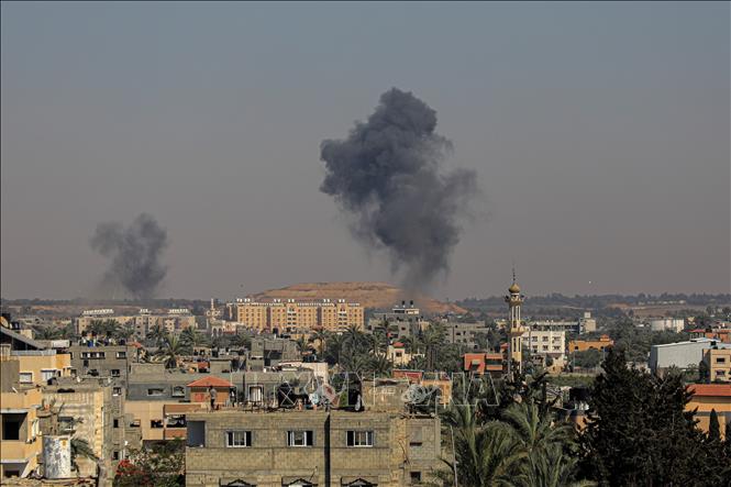 Khói bốc lên sau một cuộc không kích của Israel xuống khu vực Al-Bureij và Al-Maghazi, Dải Gaza, ngày 5/6/2024. Ảnh: THX/TTXVN