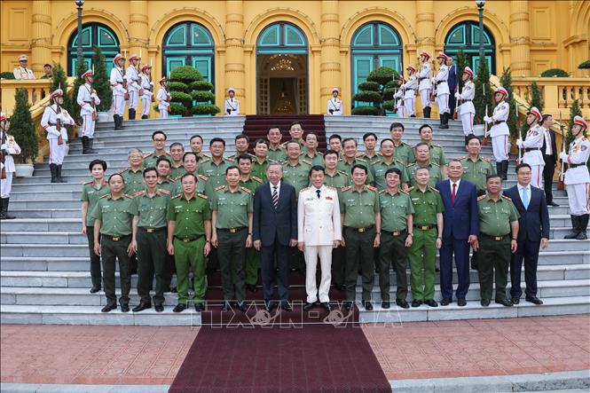 Chủ tịch nước Tô Lâm cùng các đồng chí lãnh đạo Đảng, Nhà nước với Phó Thủ tướng Lê Thành Long, Bộ trưởng Bộ Công an Lương Tam Quang và các đại biểu. Ảnh: Nhan Sáng-TTXVN