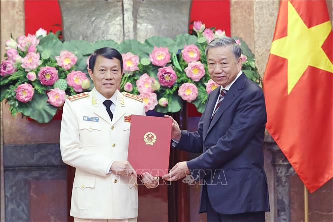 Chủ tịch nước Tô Lâm trao Quyết định bổ nhiệm cho Thượng tướng Lương Tam Quang, Bộ trưởng Bộ Công an. Ảnh: Nhan Sáng-TTXVN