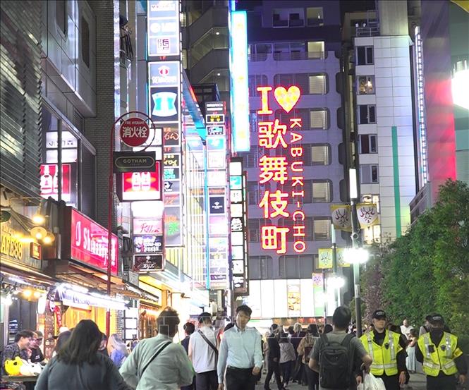 Hoạt động giải trí về đêm thu hút đông đảo giới trẻ tới Kabukicho. Ảnh: Nguyễn Tuyến - PV TTXVN tại Nhật Bản