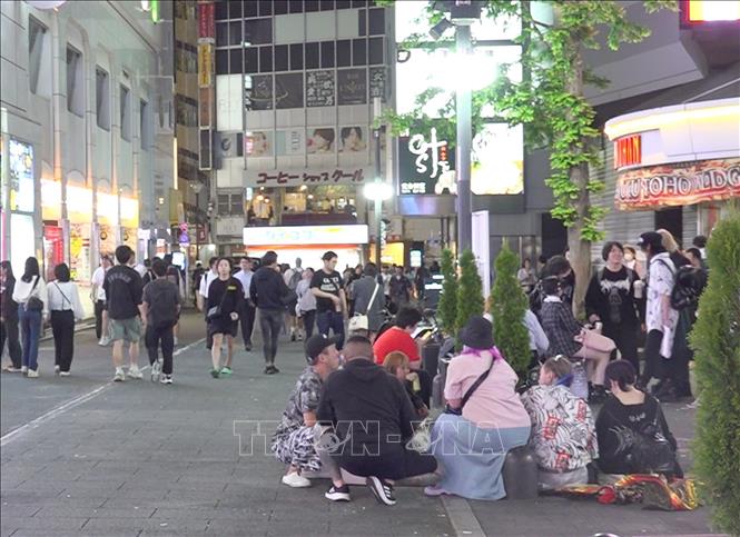 Nhóm thanh niên uống rượu trên đường phố tại Shinjuku, Tokyo. Ảnh: Xuân Giao - PV TTXVN tại Nhật Bản