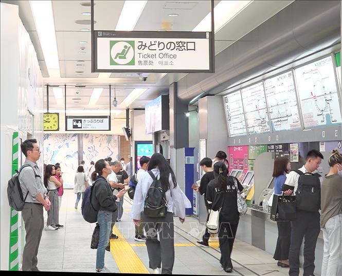 Khách hàng xếp hàng tại quầy vé điện tử tại ga Shinjuku, Tokyo, Nhật Bản. Ảnh: Nguyễn Tuyến - PV TTXVN tại Nhật Bản