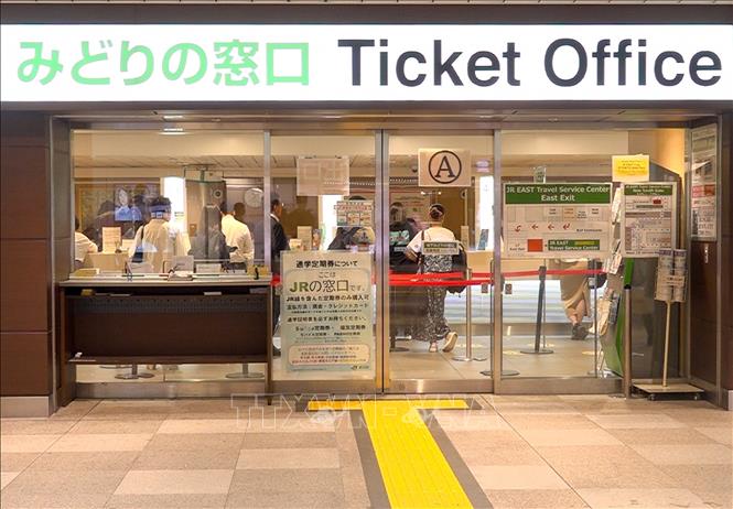 Quầy bán vé trực tiếp tại ga Shinjuku, Tokyo, Nhật Bản. Ảnh: Nguyễn Tuyến - PV TTXVN tại Nhật Bản