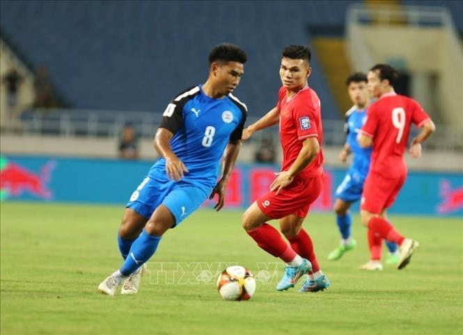 Players struggle for the ball during the match. VNA Photo: Tuấn Anh