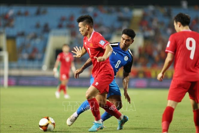 Footballer Xuan Manh dribbles the ball past the opponent’s defender. VNA Photo: Tuấn Anh