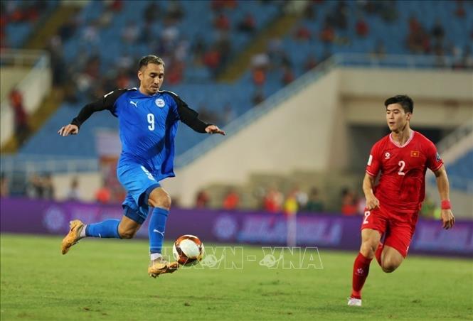 Players struggle for the ball during the match. VNA Photo: Tuấn Anh