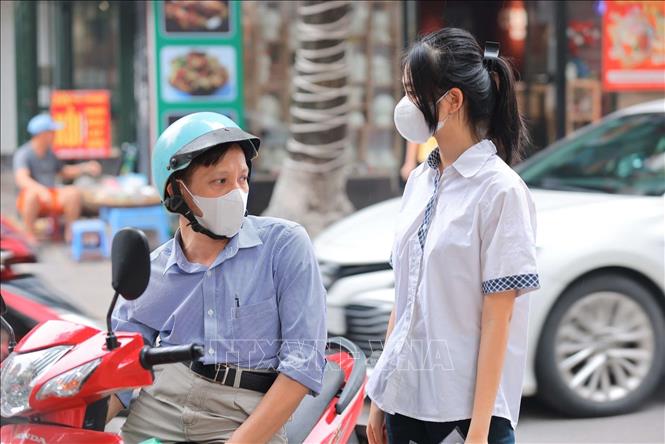 Phụ huynh và thí sinh trước giờ vào làm thủ tục dự thi tại điểm thi Trường THPT Thăng Long (quận Hai Bà Trưng). Ảnh: Hoàng Hiếu - TTXVN
