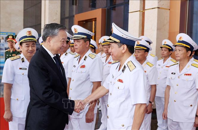 Chủ tịch nước Tô Lâm với lãnh đạo Bộ Tư lệnh Quân chủng Hải quân. Ảnh: Nhan Sáng-TTXVN