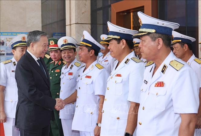 Chủ tịch nước Tô Lâm với lãnh đạo Bộ Tư lệnh Quân chủng Hải quân.  Ảnh: Nhan Sáng-TTXVN