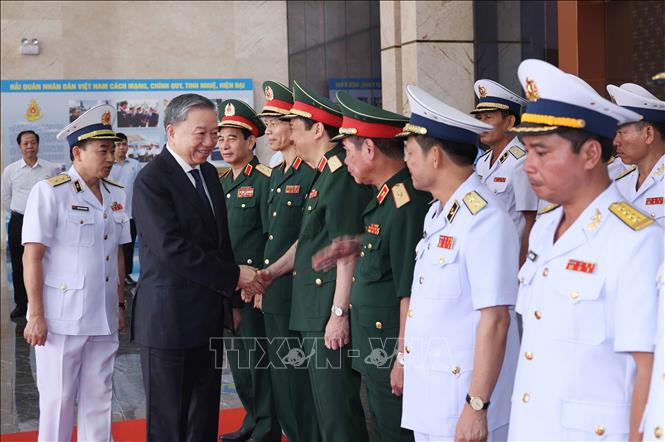 Chủ tịch nước Tô Lâm với lãnh đạo Bộ Quốc phòng.  Ảnh: Nhan Sáng-TTXVN