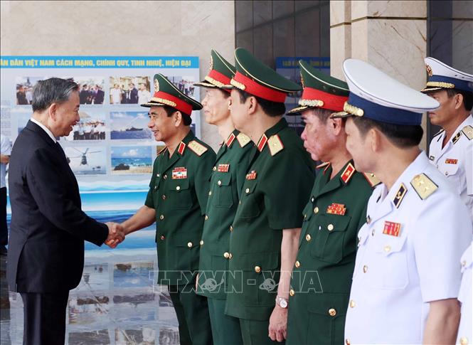 Chủ tịch nước Tô Lâm với lãnh đạo Bộ Quốc phòng.  Ảnh: Nhan Sáng-TTXVN
