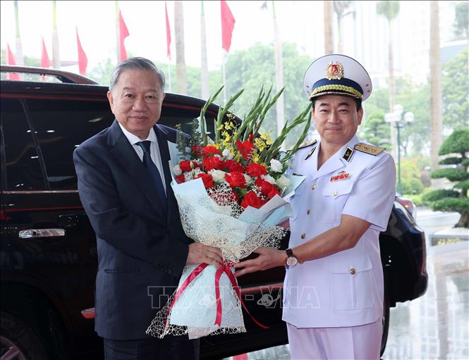 Phó Đô đốc Trần Thanh Nghiêm, Tư lệnh Quân chủng Hải quân đón Chủ tịch nước Tô Lâm . Ảnh: Nhan Sáng-TTXVN
