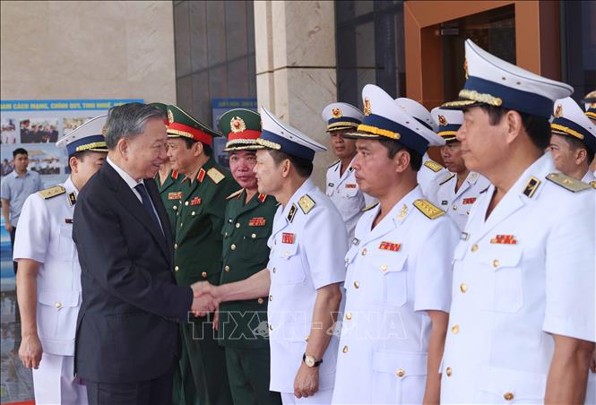 Chủ tịch nước Tô Lâm với lãnh đạo Bộ Tư lệnh Quân chủng Hải quân. Ảnh: Nhan Sáng-TTXVN