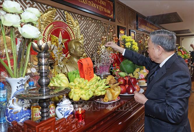 Chủ tịch nước Tô Lâm dâng hương tưởng niệm Đại tướng Võ Nguyên Giáp. Ảnh: Nhan Sáng-TTXVN