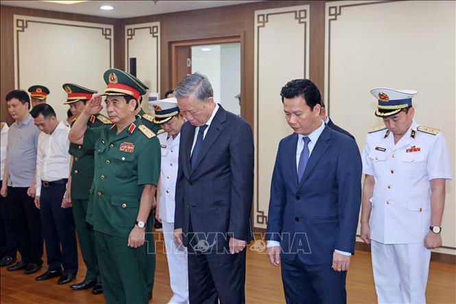 Chủ tịch nước Tô Lâm tưởng niệm Chủ tịch Hồ Chí Minh, Đại tướng Võ Nguyên Giáp và các Anh hùng liệt sĩ của Quân chủng Hải quân.  Ảnh: Nhan Sáng-TTXVN