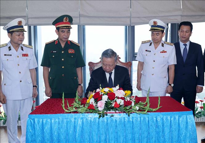 Chủ tịch nước Tô Lâm ghi lưu bút tại Quân chủng Hải quân.  Ảnh: Nhan Sáng-TTXVN