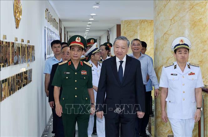 Chủ tịch nước Tô Lâm đến thăm, làm việc và kiểm tra công tác sẵn sàng chiến đấu tại Quân chủng Hải quân. Ảnh: Nhan Sáng-TTXVN