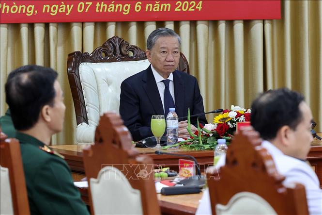 Chủ tịch nước Tô Lâm chủ trì buổi làm việc tại Quân chủng Hải quân.  Ảnh: Nhan Sáng-TTXVN