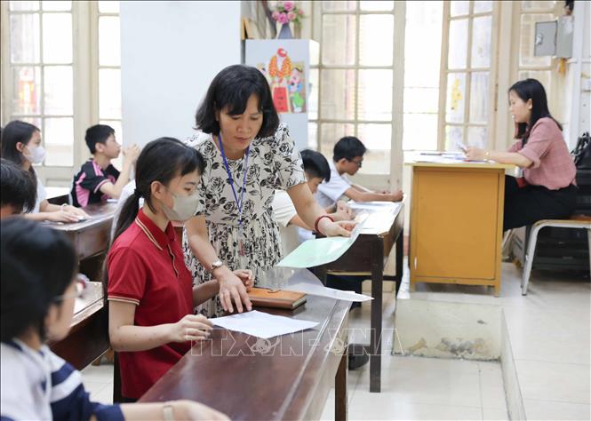 Thí sinh làm thủ tục dự thi, đính chính những thông tin sai sót nếu có, nghe phổ biến quy chế và lịch thi tại điểm thi trường THPT Trần Phú (quận Hoàn Kiếm). Ảnh: Thanh Tùng - TTXVN