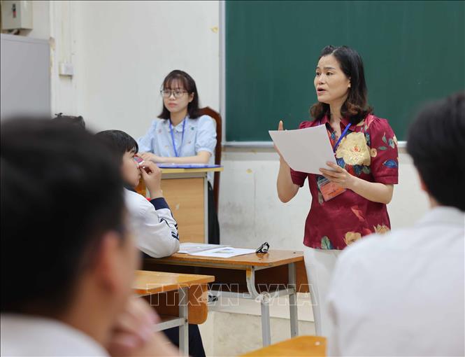 Giám thị tại điểm thi trường THPT Trần Phú (quận Hoàn Kiếm) phổ biến quy chế, lịch thi tới các thí sinh. Ảnh: Thanh Tùng - TTXVN 