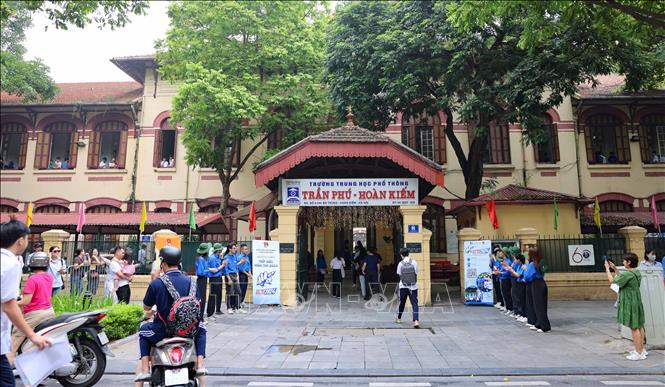 Sở Giáo dục và Đào tạo Hà Nội thành lập 201 điểm thi với hơn 4.500 phòng thi chính thức, hơn 400 phòng thi dự phòng, huy động gần 15.500 cán bộ, giáo viên, nhân viên tham gia công tác coi thi. Ảnh: Thanh Tùng TTXVN 
