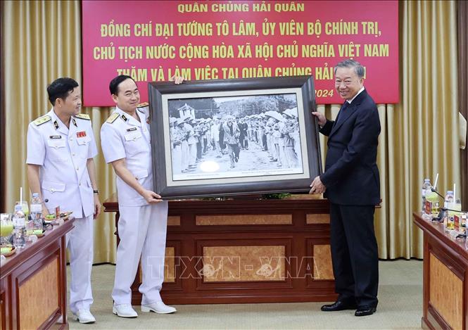 Chủ tịch nước Tô Lâm tặng bức ảnh 