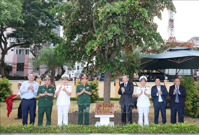 Chủ tịch nước Tô Lâm trồng cây lưu niệm tại Bộ Tư lệnh Quân chủng Hải quân. Ảnh: Nhan Sáng-TTXVN