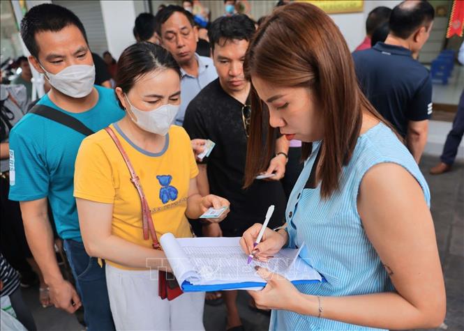 Kiểm tra thông tin những người đăng ký mua vàng tại điểm bán của VietinBank - chi nhánh phố Huế. Ảnh: Hoàng Hiếu - TTXVN 