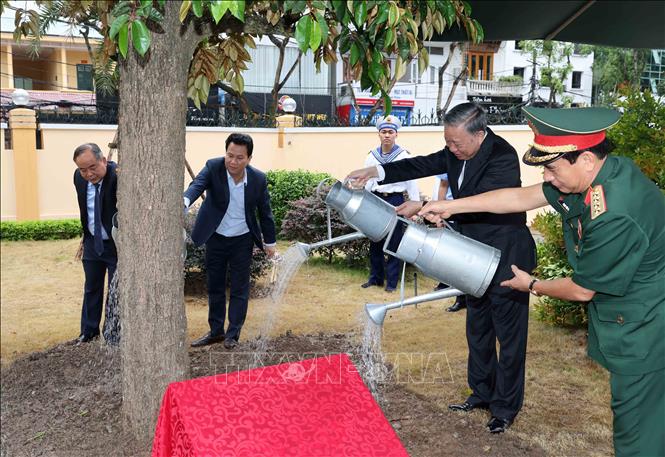 Chủ tịch nước Tô Lâm trồng cây lưu niệm tại Bộ Tư lệnh Quân chủng Hải quân. Ảnh: Nhan Sáng-TTXVN
