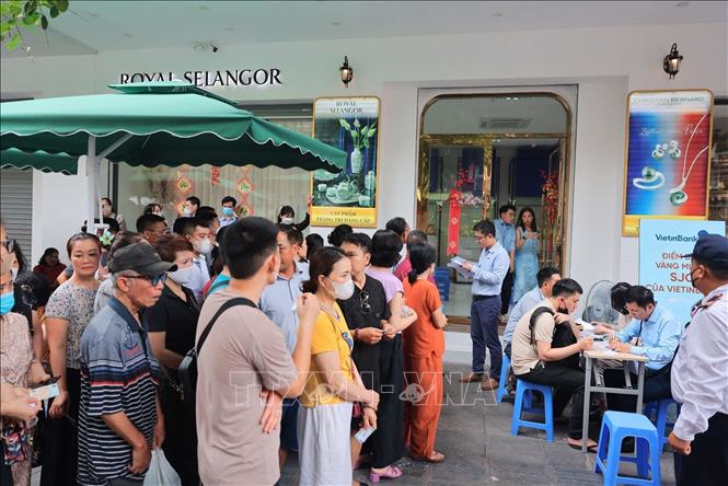 Người dân đến xếp hàng, đăng ký mua vàng tại điểm bán của Vietin Bank - chi nhánh phố Huế. Ảnh: Hoàng Hiếu - TTXVN