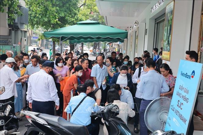 Rất đông người dân đến xếp hàng, đăng ký mua vàng tại điểm bán của VietinBank - chi nhánh phố Huế. Ảnh: Hoàng Hiếu - TTXVN