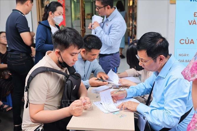 Người dân đăng ký mua vàng tại điểm bán của VietinBank - chi nhánh phố Huế. Ảnh: Hoàng Hiếu - TTXVN