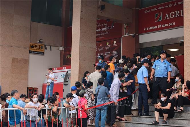 Hàng dài người dân xếp hàng để đăng ký mua vàng tại chi nhánh Sở giao dịch Agribank Láng Hạ. Ảnh: Hoàng Hiếu - TTXVN