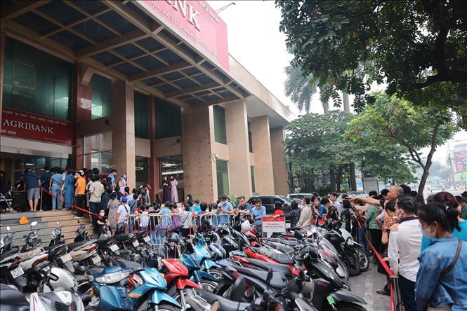 Hàng dài người dân xếp hàng để đăng ký mua vàng tại chi nhánh Sở giao dịch Agribank Láng Hạ. Ảnh: Hoàng Hiếu - TTXVN
