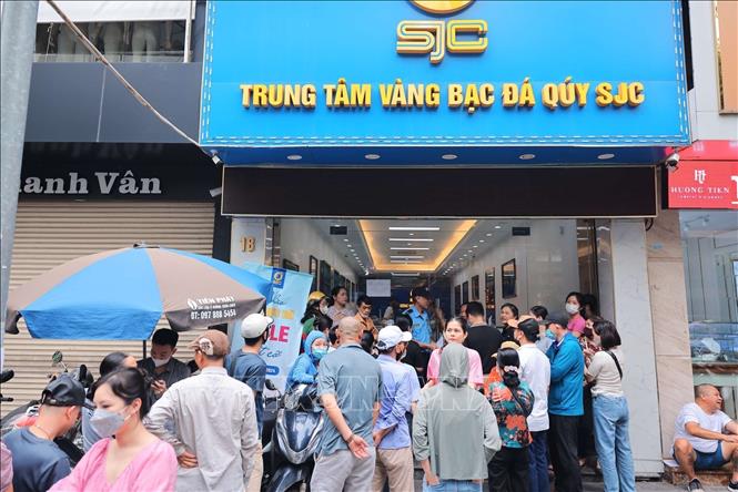 Nhiều người dân xếp hàng mua vàng tại Trung tâm vàng bạc đá quý SJC phố Trần Nhân Tông. Ảnh: Hoàng Hiếu - TTXVN
