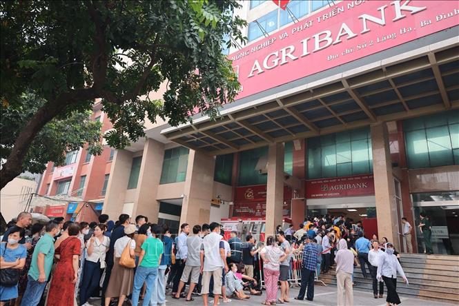 Rất đông người dân xếp hàng để đăng ký mua vàng tại Chi nhánh Agribank Láng Hạ. Ảnh: Hoàng Hiếu - TTXVN