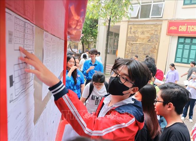 Thí sinh xem số báo danh và số phòng thi tại điểm thi Trường THPT Thăng Long (quận Hai Bà Trưng). Ảnh: Hoàng Hiếu – TTXVN