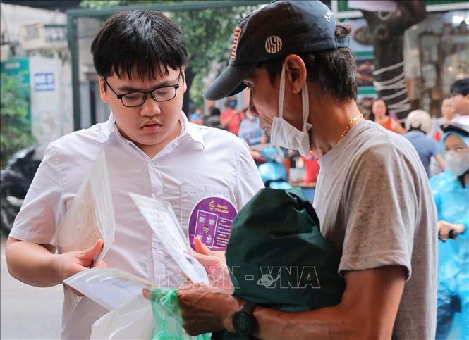 Phụ huynh và thí sinh đến làm thủ tục dự thi tại điểm thi Trường THPT Thăng Long (quận Hai Bà Trưng). Ảnh: Hoàng Hiếu - TTXVN