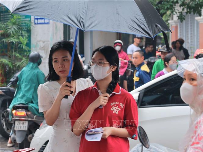 Phụ huynh và thí sinh đến làm thủ tục dự thi tại điểm thi Trường THPT Thăng Long (quận Hai Bà Trưng). Ảnh: Hoàng Hiếu - TTXVN