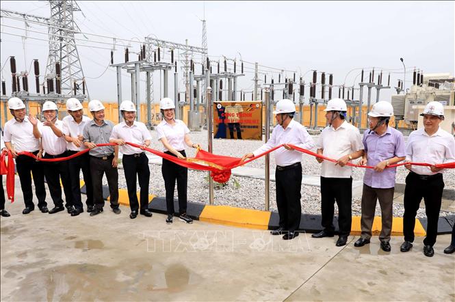 Các đại biểu thực hiện nghi thức gắn biển công trình. Ảnh: Thế Duyệt – TTXVN