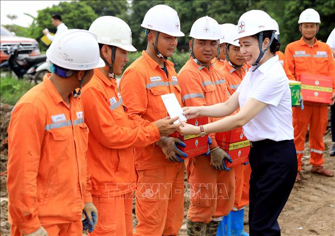 Lãnh đạo tỉnh Thái Bình và Tổng công ty Điện lực miền Bắc trao quà, động viên cán bộ, công nhân viên đang thi công đường dây 500kV mạch 3 Quảng Trạch - Phố Nối đoạn qua tỉnh Thái Bình. Ảnh: Thế Duyệt – TTXVN 