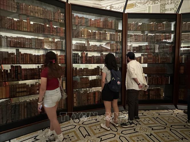 Khu trưng bày sách dành cho khách tham quan thư viện. Ảnh: Kiều Trang - PVTTXVN tại Mỹ
