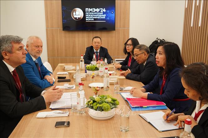 The Vietnamese delegation on June 6 holds a working session with representatives from St. Petersburg’s foreign affairs committee. VNA Photo: Duy Trinh