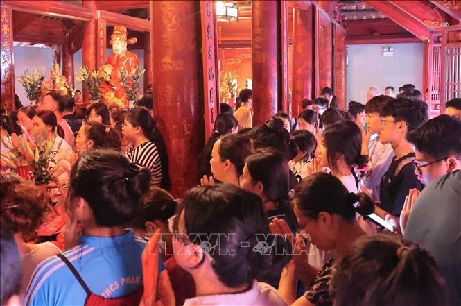 Văn Miếu - Quốc Tử Giám là điểm lựa chọn của các sĩ tử và phụ huynh đến 