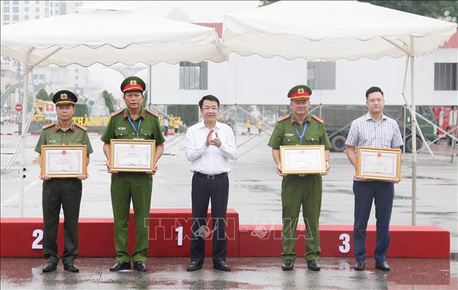 Ông Nguyễn Thanh Bình, Phó Chủ tịch UBND tỉnh Thái Nguyên trao Bằng khen cho các tập thể, cá nhân có thành tích trong công tác tổ chức Hội thi. Ảnh: Hoàng Nguyên - TTXVN