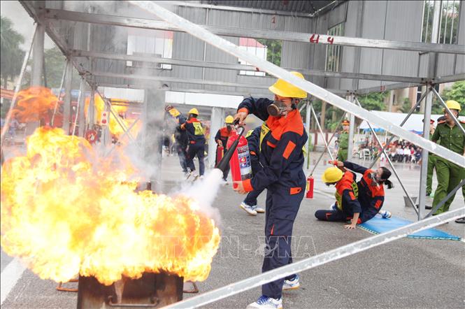 Phần thi thực hành nghiệp vụ PCCC của các đội thi. Ảnh: Hoàng Nguyên - TTXVN