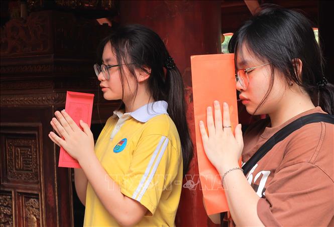 Nhiều sĩ tử và người thân đến Văn Miếu - Quốc Tử Giám cầu may mắn, đỗ đạt. Ảnh: Hoàng Hiếu - TTXVN