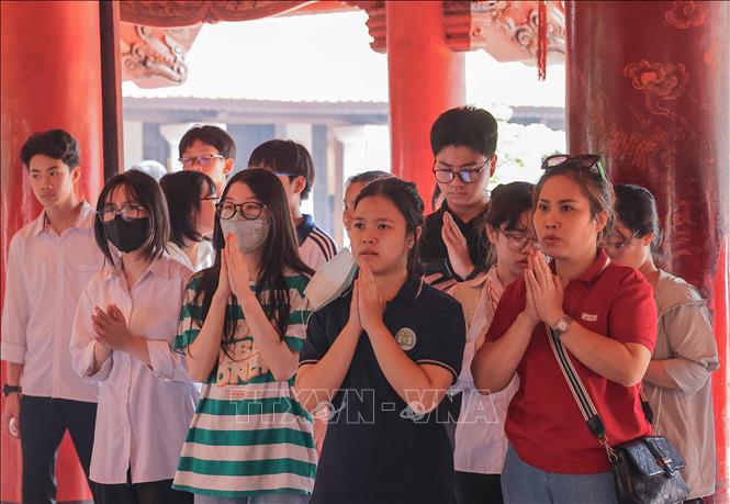 Nhiều sĩ tử và người thân đến dâng hương, dâng sớ để cầu may mắn, đỗ đạt tại Văn Miếu - Quốc Tử Giám. Ảnh: Hoàng Hiếu - TTXVN