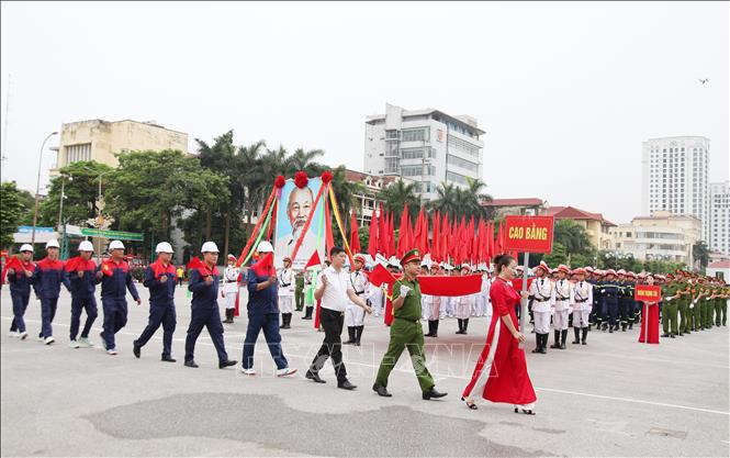 Các đội tham gia diễu hành tại Hội thi. Ảnh: Hoàng Nguyên - TTXVN